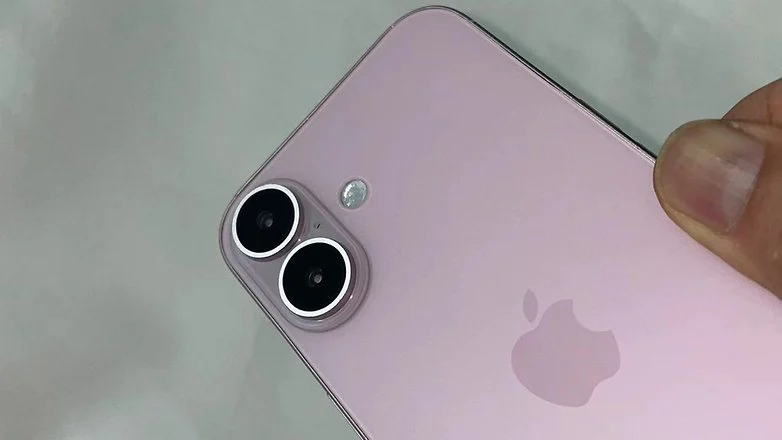 Манекен Apple iPhone 16 показан розовым цветом. / © X/u/SonnyDickson
