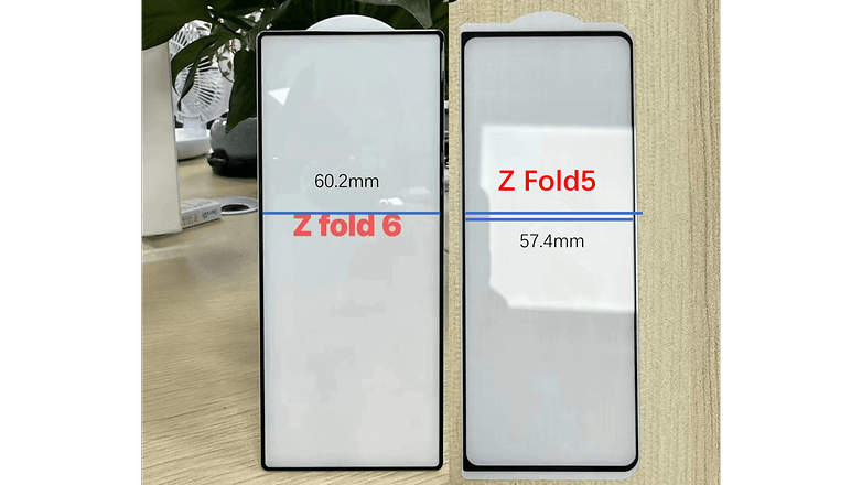 Предполагаемая защитная пленка для внешнего дисплея Galaxy Z Fold 6 по сравнению с Galaxy Z Fold 5. / © Twitter/u/IceUniverse
