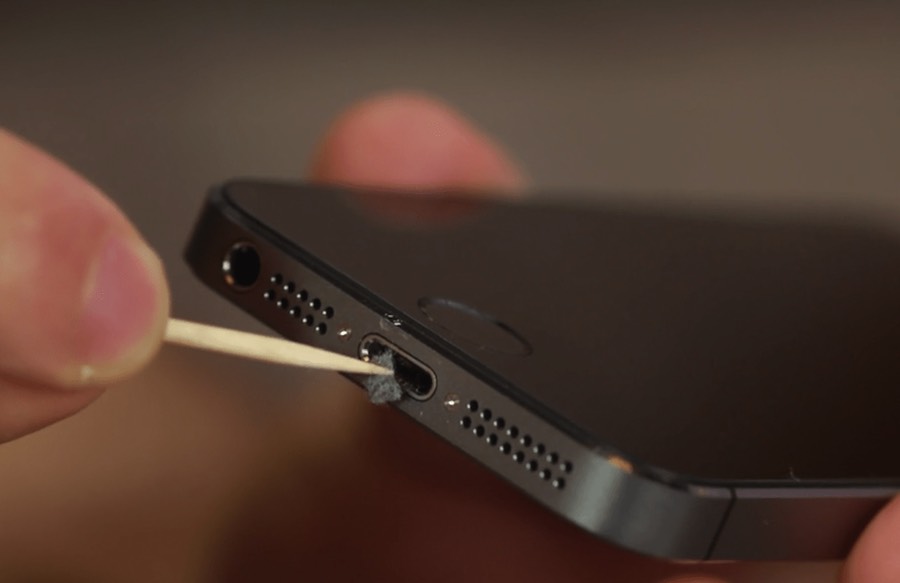 Порт Lightning на iPhone засорен пылью, мусором и прочим хламом
