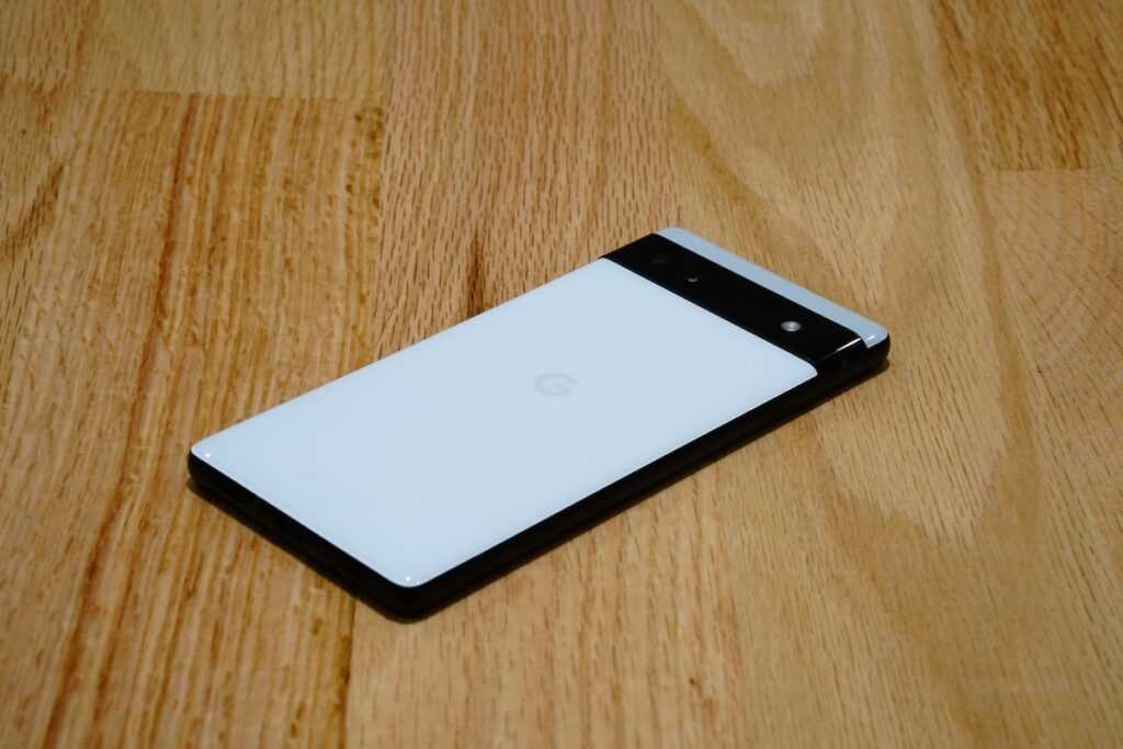 Pixel 6a предлагает слот для SIM-карт с пластиковой картой в дополнение к скрытому модулю eSIM.