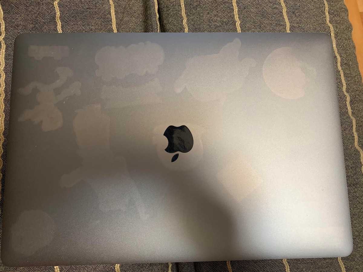 Почему нельзя клеить наклейки на MacBook