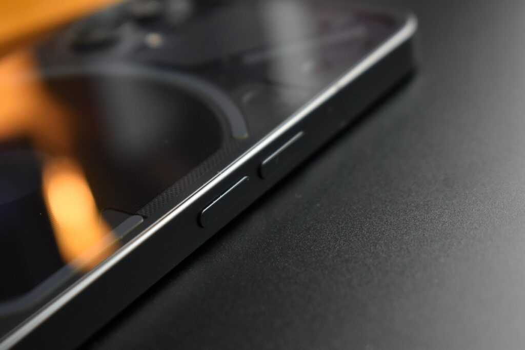 Рамка из переработанного алюминия также является постоянным напоминанием об iPhone с его прямыми краями и закругленными углами. 