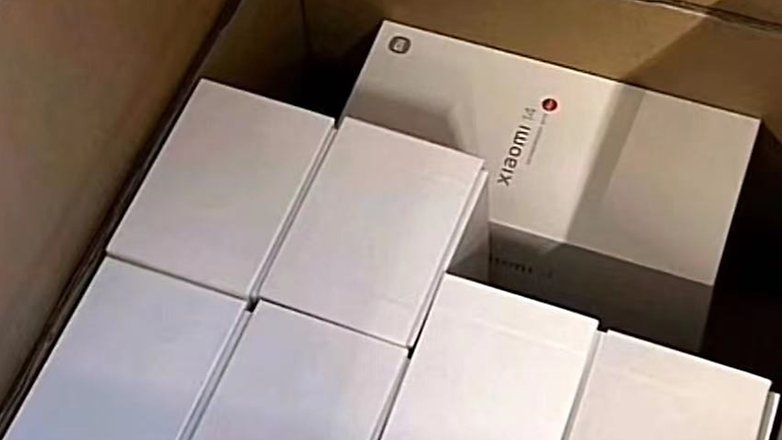 Поддельное фото коробки с упаковкой «Xiaomi 14». / © Сина Вейбо
