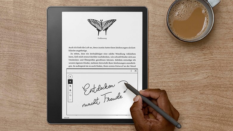 A Amazon está lançando uma atualização para o Kindle Scribe que, entre outras coisas, converte notas manuscritas em texto.  / © Amazonas