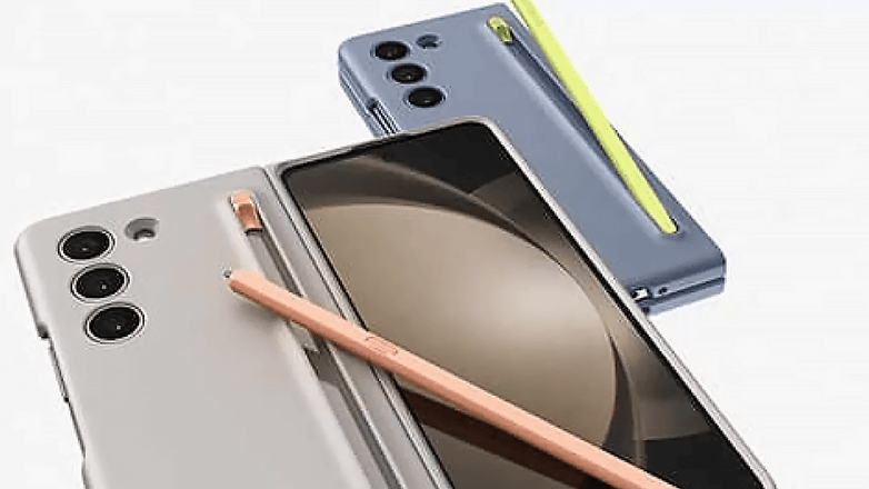 Samsung может представить новый дизайн корпуса с улучшенным отсеком для S Pen для Galaxy Z Fold 5. / © Threads.com