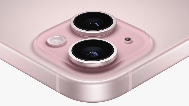 Двойная камера iPhone 15 на задней панели оснащена основной камерой на 48 МП. / © Apple
