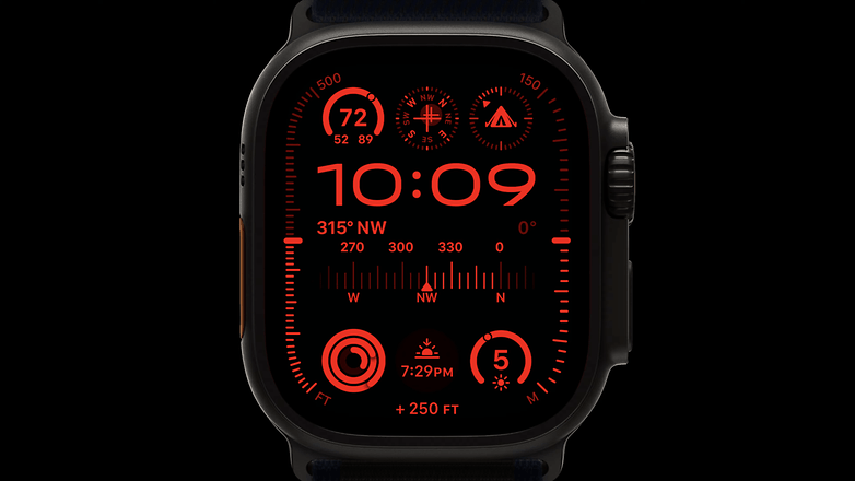 На этом изображении представлен новый циферблат Apple Watch Ultra 2 в ночном режиме, который, при необходимости, может автоматически включаться. / © Apple.