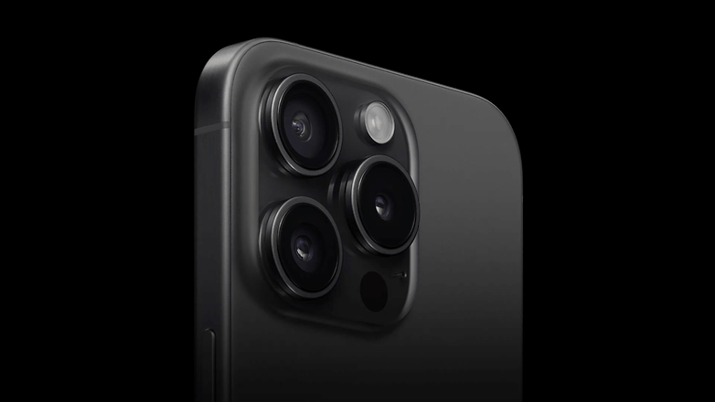 Титановый корпус iPhone 15 Pro придает ему потрясающий внешний вид. / © Apple