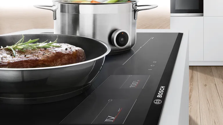 Если вы можете себе это позволить, индукционная плита с технологией FlexInduction, такая как Bosch PXX975KW1E, сделает вашу кулинарную жизнь незабываемой.

(Изображение предоставлено: Bosch)