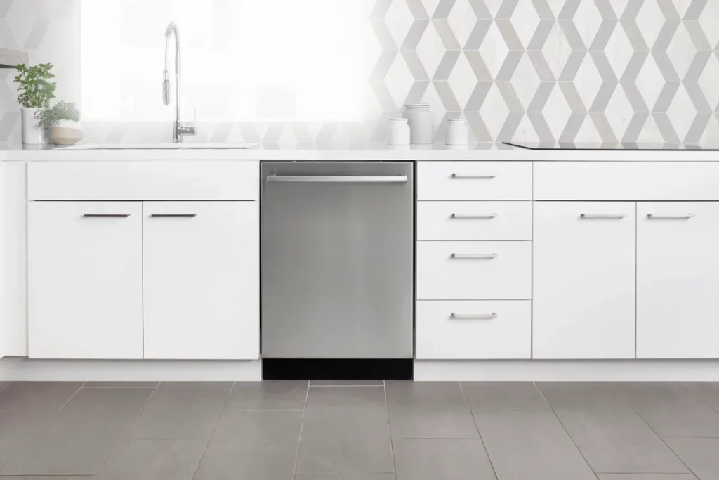 Стандартная посудомоечная машина имеет размер 60 x 85 см, но существуют компактные и специальные модели для небольших помещений. 